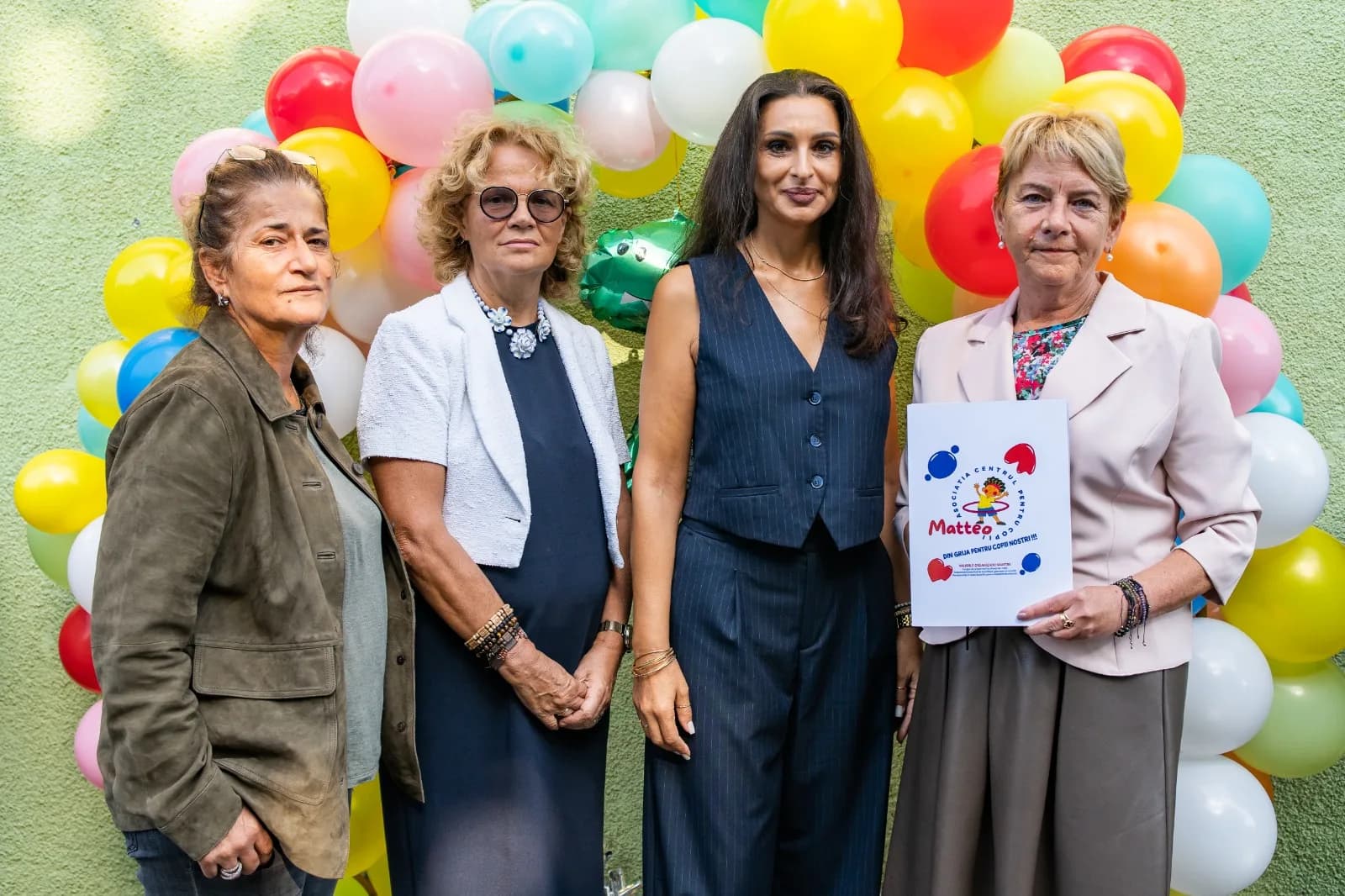 Participante la deschiderea Centrului Matteo, în fața unui decor cu baloane colorate